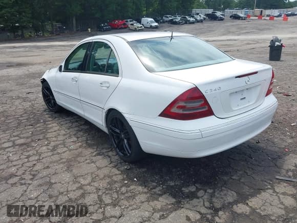 ✅ 2001 Mercedes-Benz C 230/260/280/320 • VIN: WDBRF61J61F082443 • Lot: 42469263. Wystawiony na IAAI z przebiegiem 89 712 mil. Bezpłatny archiwum sprzedaży aukcyjnych z USA i szczegółowy raport historii pojazdu na DreamBid. Zdjęcie 3.