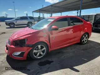 2015 Chevrolet Sonic RS z VIN 1G1JG5SB3F4104987, wystawiony jako Copart lot #86674035 z przebiegiem 70 245 mil mil oraz Szkoda całkowita • Salvage title. Historia ofert i sprzedaży dostępna na DreamBid. Obrazek 1.
