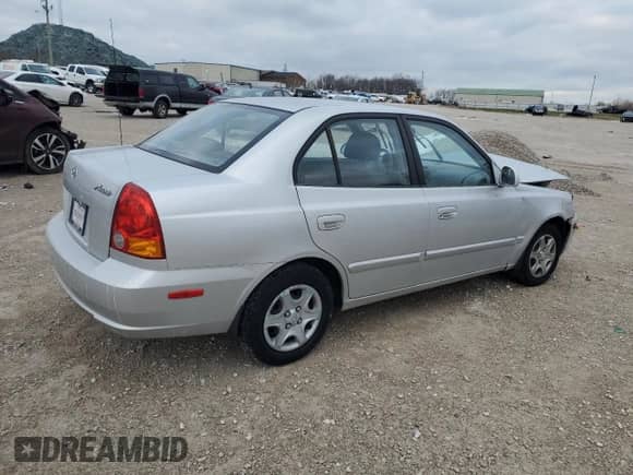 2004 Hyundai Accent GL z VIN KMHCG45C94U564176, wystawiony jako Copart lot #82963944 z przebiegiem 454 400 mil mil oraz Szkoda całkowita • Salvage title. Historia ofert i sprzedaży dostępna na DreamBid. Obrazek 3.