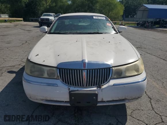 ✅ 2001 Lincoln Town Car Executive • VIN: 1LNHM81W81Y697408 • Lot: 71071315. Listed on Copart with 148,590 mi. Free auction sales archive from the USA and detailed vehicle history report at DreamBid. Image 5.