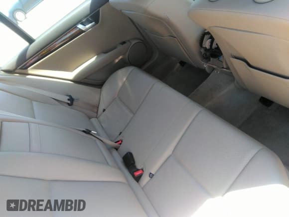 ✅ 2014 Mercedes-Benz C 250 Sport • VIN: WDDGF4HB2EA933514 • Lot: 42025198. Wystawiony na IAAI z przebiegiem 71 286 mil. Bezpłatny archiwum sprzedaży aukcyjnych z USA i szczegółowy raport historii pojazdu na DreamBid. Zdjęcie 8.