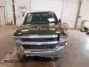 2018 Chevrolet Silverado 1500 LT z VIN 3GCUKREC0JG519095, wystawiony jako IAAI lot #43271594 z przebiegiem 108 548 mil mil oraz . Historia ofert i sprzedaży dostępna na DreamBid. Obrazek 12.
