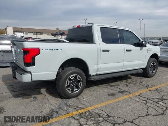 ✅ 2023 Ford F-150 Lightning Pro • VIN: 1FTVW1EL6PWG60371 • Лот: 43651652. Опубликован ранее на IAAI с пробегом 27 284 миль. Бесплатный доступ к архиву аукционных продаж из США и подробный отчёт об истории автомобиля на DreamBid. Изображение 4.