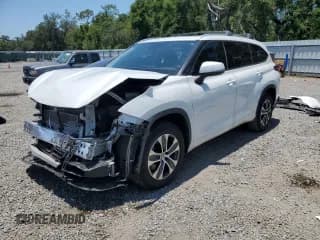 ✅ 2022 Toyota Highlander Hybrid XLE • VIN: 5TDGARAHXNS513118 • Lot: 58204155. Wystawiony na Copart z przebiegiem 39 628 mil. Bezpłatny archiwum sprzedaży aukcyjnych z USA i szczegółowy raport historii pojazdu na DreamBid. Zdjęcie 1.