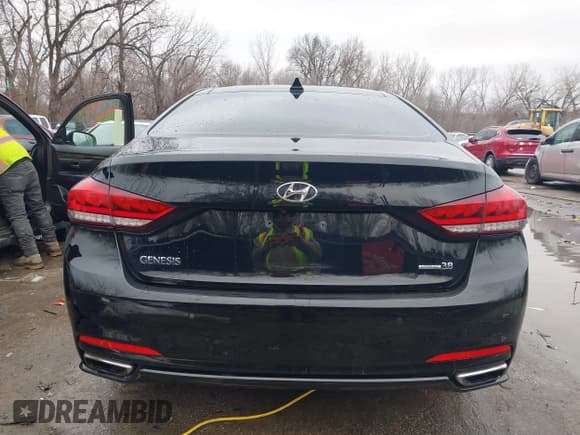 ✅ 2015 Hyundai Genesis 3.8L • VIN: KMHGN4JE4FU093510 • Lot: 41400547. Wystawiony na IAAI z przebiegiem 96 409 mil. Bezpłatny archiwum sprzedaży aukcyjnych z USA i szczegółowy raport historii pojazdu na DreamBid. Zdjęcie 16.