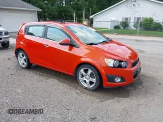 ✅ 2013 Chevrolet Sonic LTZ • VIN: 1G1JE6SH4D4229560 • Lot: 42467979. Wystawiony na IAAI z przebiegiem 78 925 mil mil. Skorzystaj z bezpłatnego archiwum sprzedaży aukcyjnych z USA i zobacz szczegółowy raport historii pojazdu na DreamBid. Zdjęcie 1.