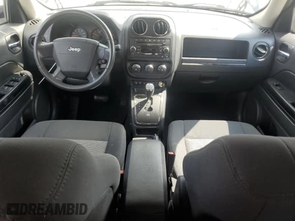 ✅ 2010 Jeep Patriot Latitude • VIN: 1J4NT1GB2AD626177 • Lot: 56951195. Wystawiony na Copart z przebiegiem 125 502 mil. Bezpłatny archiwum sprzedaży aukcyjnych z USA i szczegółowy raport historii pojazdu na DreamBid. Zdjęcie 8.