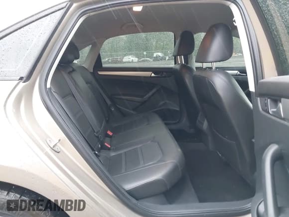 ✅ 2015 Volkswagen Passat Limited Edition • VIN: 1VWAT7A30FC051662 • Лот: 42270036. Опубликован ранее на IAAI с пробегом 105 792 миль. Бесплатный доступ к архиву аукционных продаж из США и подробный отчёт об истории автомобиля на DreamBid. Изображение 8.