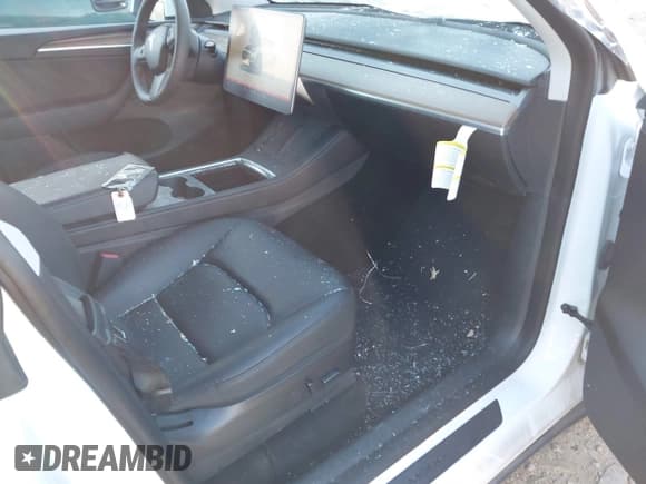 ✅ 2023 Tesla Model Y Long Range • VIN: 7SAYGDEE7PF683016 • Lot: 41342757. Wystawiony na IAAI z przebiegiem 25 895 mil. Bezpłatny archiwum sprzedaży aukcyjnych z USA i szczegółowy raport historii pojazdu na DreamBid. Zdjęcie 5.