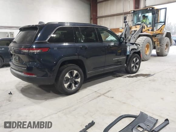 ✅ 2024 Jeep Grand Cherokee • VIN: 1C4RJYB65R8582910 • Lot: 41719656. Listed on IAAI with 9,176 mi. Free auction sales archive from the USA and detailed vehicle history report at DreamBid. Image 4.