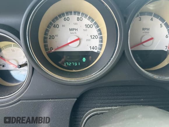 ✅ 2009 Dodge Challenger SE • VIN: 2B3LJ44V89H577103 • Lot: 87474274. Wystawiony na Copart z przebiegiem 172 791 mil. Bezpłatny archiwum sprzedaży aukcyjnych z USA i szczegółowy raport historii pojazdu na DreamBid. Zdjęcie 8.