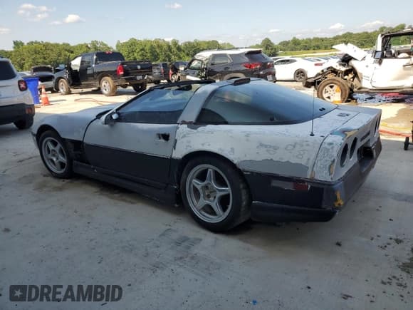 ✅ 1987 Chevrolet Corvette • VIN: 1G1YY2187H5122390 • Lot: 62519425. Wystawiony na Copart z przebiegiem Nie podano. Bezpłatny archiwum sprzedaży aukcyjnych z USA i szczegółowy raport historii pojazdu na DreamBid. Zdjęcie 2.