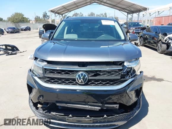 ✅ 2022 Volkswagen Taos SE • VIN: 3VVRX7B25NM037383 • Lot: 43000793. Wystawiony na IAAI z przebiegiem 44 695 mil. Bezpłatny archiwum sprzedaży aukcyjnych z USA i szczegółowy raport historii pojazdu na DreamBid. Zdjęcie 12.