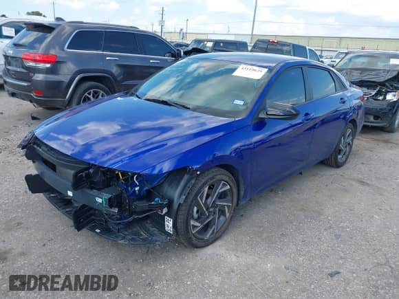 2025 Hyundai Elantra SEL Sport with VIN KMHLM4DG9SU977354, listed as a IAAI auction lot 43119629 with 4,264 mi miles and . Bid and sale history available at DreamBid. Image 18.