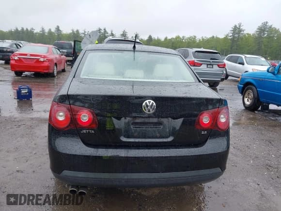 ✅ 2010 Volkswagen Jetta Limited Edition • VIN: 3VWRZ7AJXAM161335 • Lot: 42326387. Listed on IAAI with 111,967 mi. Free auction sales archive from the USA and detailed vehicle history report at DreamBid. Image 18.