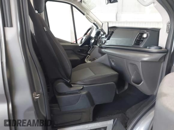 ✅ 2021 Ford Transit Passenger XL • VIN: 1FBAX2C80MKA43264 • Lot: 42348321. Wystawiony na IAAI z przebiegiem 151 706 mil. Bezpłatny archiwum sprzedaży aukcyjnych z USA i szczegółowy raport historii pojazdu na DreamBid. Zdjęcie 5.