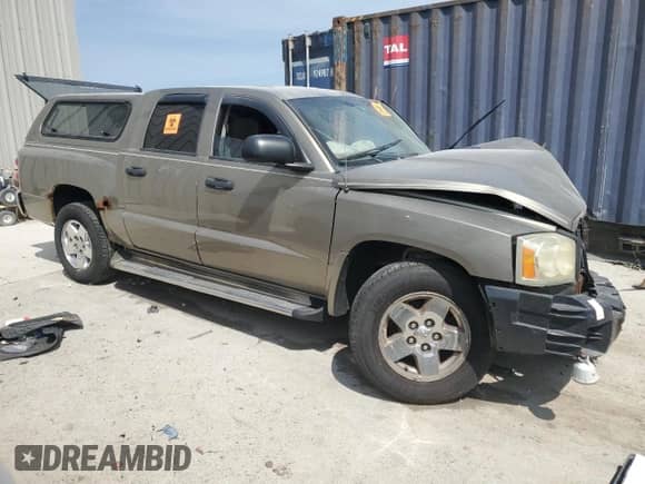 2006 Dodge Dakota SLT z VIN 1D7HE48K46S539838, wystawiony jako Copart lot #68520644 z przebiegiem Nie podano mil oraz Nie do naprawy • Non repairable. Historia ofert i sprzedaży dostępna na DreamBid. Obrazek 4.