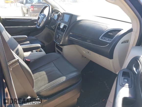 ✅ 2016 Chrysler Town & Country Touring • VIN: 2C4RC1BG5GR294543 • Lot: 43722704. Wystawiony na IAAI z przebiegiem 137 564 mil. Bezpłatny archiwum sprzedaży aukcyjnych z USA i szczegółowy raport historii pojazdu na DreamBid. Zdjęcie 5.