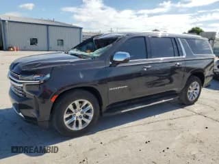 ✅ 2022 Chevrolet Suburban Premier • VIN: 1GNSKFKD4NR139211 • Lot: 61656155. Wystawiony na Copart z przebiegiem 61 689 mil. Bezpłatny archiwum sprzedaży aukcyjnych z USA i szczegółowy raport historii pojazdu na DreamBid. Zdjęcie 1.