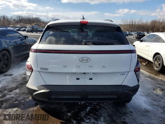 ✅ 2025 Hyundai Kona SEL • VIN: KM8HBCAB3SU196831 • Lot: 43823285. Listed on Copart with 4,226 mi. Free auction sales archive from the USA and detailed vehicle history report at DreamBid. Image 6.