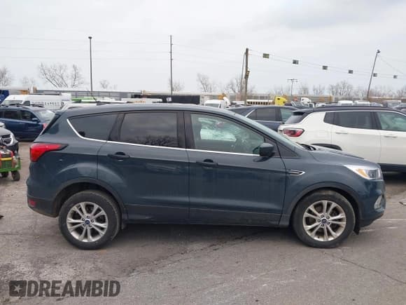 ✅ 2019 Ford Escape SE • VIN: 1FMCU0GD5KUB97930 • Lot: 43737106. Wystawiony na IAAI z przebiegiem 181 175 mil. Bezpłatny archiwum sprzedaży aukcyjnych z USA i szczegółowy raport historii pojazdu na DreamBid. Zdjęcie 13.