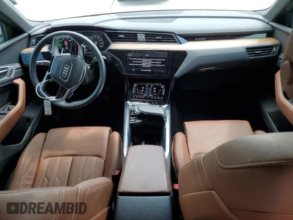 ✅ 2024 Audi Q8 e-tron Prestige • VIN: WA16ABGE3RB035664 • Lot: 56540695. Wystawiony na Copart z przebiegiem 17 586 mil. Bezpłatny archiwum sprzedaży aukcyjnych z USA i szczegółowy raport historii pojazdu na DreamBid. Zdjęcie 8.