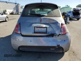 ✅ 2015 FIAT 500e • VIN: 3C3CFFGE4FT598237 • Lot: 70418744. Wystawiony na Copart z przebiegiem 63 017 mil. Bezpłatny archiwum sprzedaży aukcyjnych z USA i szczegółowy raport historii pojazdu na DreamBid. Zdjęcie 6.