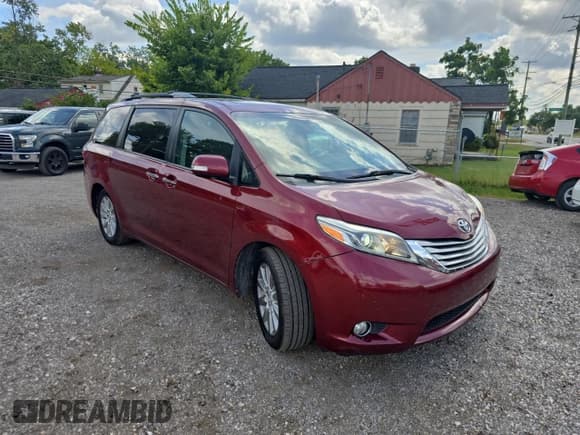 ✅ 2015 Toyota Sienna XLE • VIN: 5TDYK3DC6FS593937 • Лот: 71222945. Опубликован ранее на Copart с пробегом 136 248 миль. Бесплатный доступ к архиву аукционных продаж из США и подробный отчёт об истории автомобиля на DreamBid. Изображение 1.