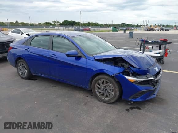 2024 Hyundai Elantra SEL z VIN KMHLM4DG5RU702252, wystawiony jako IAAI lot #43421527 z przebiegiem 18 819 mil mil oraz . Historia ofert i sprzedaży dostępna na DreamBid. Obrazek 1.