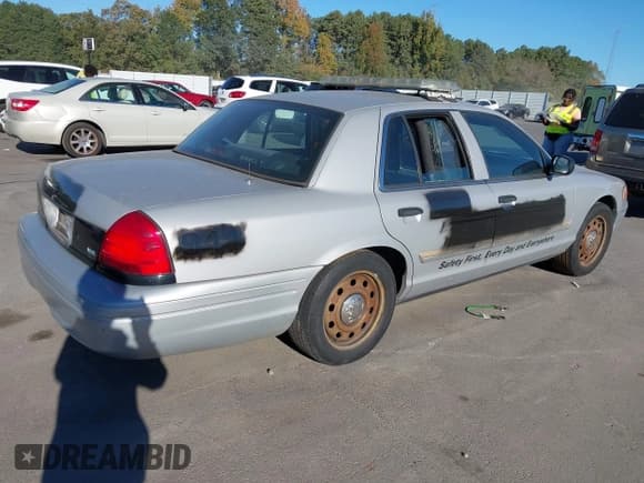 ✅ 2009 Ford Police Interceptor • VIN: 2FAHP71V09X135209 • Lot: 43422784. Wystawiony na IAAI z przebiegiem 208 535 mil. Bezpłatny archiwum sprzedaży aukcyjnych z USA i szczegółowy raport historii pojazdu na DreamBid. Zdjęcie 4.