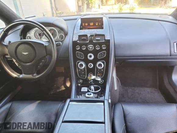 ✅ 2017 Aston Martin Rapide • VIN: SCFHMDFS9HGF05923 • Лот: 79124034. Опубликован ранее на Copart с пробегом 67 260 миль. Бесплатный доступ к архиву аукционных продаж из США и подробный отчёт об истории автомобиля на DreamBid. Изображение 9.