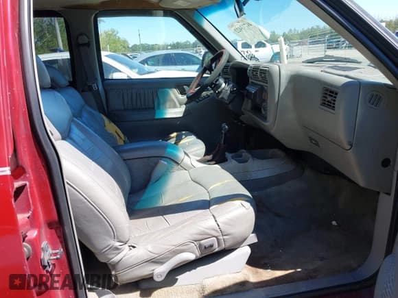 ✅ 1997 Chevrolet Blazer LS • VIN: 1GNDT13W0V2175348 • Lot: 41773422. Wystawiony na IAAI z przebiegiem 247 972 mil. Bezpłatny archiwum sprzedaży aukcyjnych z USA i szczegółowy raport historii pojazdu na DreamBid. Zdjęcie 5.