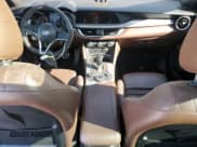 ✅ 2018 Alfa Romeo Stelvio Ti Sport • VIN: ZASFAKNNXJ7B99839 • Lot: 81814065. Wystawiony na Copart z przebiegiem 88 150 mil. Bezpłatny archiwum sprzedaży aukcyjnych z USA i szczegółowy raport historii pojazdu na DreamBid. Zdjęcie 8.