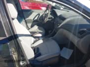 ✅ 2017 Hyundai Accent SE • VIN: KMHCT4AE5HU278981 • Lot: 43430286. Wystawiony na IAAI z przebiegiem 68 382 mil. Bezpłatny archiwum sprzedaży aukcyjnych z USA i szczegółowy raport historii pojazdu na DreamBid. Zdjęcie 5.