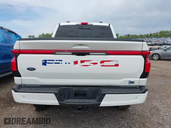 ✅ 2022 Ford F-150 Lightning Pro • VIN: 1FTVW1EL3NWG16132 • Lot: 42362459. Wystawiony na IAAI z przebiegiem 16 509 mil. Bezpłatny archiwum sprzedaży aukcyjnych z USA i szczegółowy raport historii pojazdu na DreamBid. Zdjęcie 17.