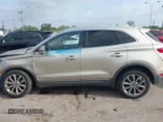 ✅ 2017 Lincoln MKC Select • VIN: 5LMCJ2D96HUL62006 • Lot: 41958894. Wystawiony na IAAI z przebiegiem 76 492 mil. Bezpłatny archiwum sprzedaży aukcyjnych z USA i szczegółowy raport historii pojazdu na DreamBid. Zdjęcie 14.