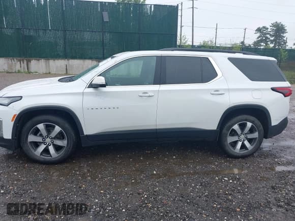 ✅ 2022 Chevrolet Traverse LT • VIN: 1GNEVHKW6NJ135807 • Lot: 42167651. Wystawiony na IAAI z przebiegiem 62 782 mil. Bezpłatny archiwum sprzedaży aukcyjnych z USA i szczegółowy raport historii pojazdu na DreamBid. Zdjęcie 14.