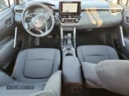 ✅ 2025 Toyota Corolla Cross LE • VIN: 7MUBAABGXSV134378 • Lot: 69758365. Wystawiony na Copart z przebiegiem 10 873 mil. Bezpłatny archiwum sprzedaży aukcyjnych z USA i szczegółowy raport historii pojazdu na DreamBid. Zdjęcie 8.