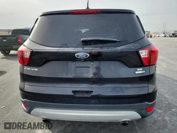 ✅ 2019 Ford Escape SE • VIN: 1FMCU9GD0KUA71057 • Lot: 93626235. Wystawiony na Copart z przebiegiem 98 615 mil. Bezpłatny archiwum sprzedaży aukcyjnych z USA i szczegółowy raport historii pojazdu na DreamBid. Zdjęcie 6.