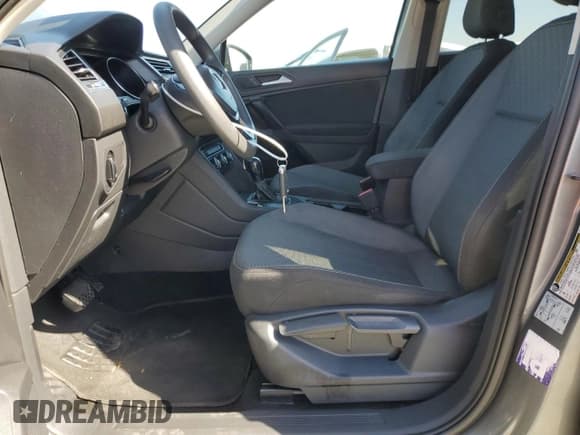 ✅ 2021 Volkswagen Tiguan S • VIN: 3VV1B7AX1MM035203 • Lot: 85011545. Wystawiony na Copart z przebiegiem 129 713 mil. Bezpłatny archiwum sprzedaży aukcyjnych z USA i szczegółowy raport historii pojazdu na DreamBid. Zdjęcie 7.