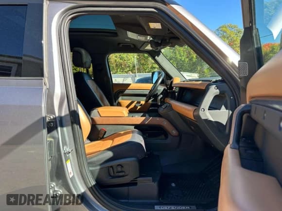 ✅ 2020 Land Rover Defender X • VIN: SALEXEEU7L2028423 • Lot: 87230695. Listed on Copart with 121,210 mi. Free auction sales archive from the USA and detailed vehicle history report at DreamBid. Image 6.