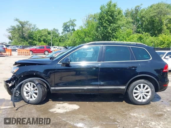 ✅ 2014 Volkswagen Touareg Sport • VIN: WVGEF9BPXED012395 • Lot: 42436327. Wystawiony na IAAI z przebiegiem 124 184 mil. Bezpłatny archiwum sprzedaży aukcyjnych z USA i szczegółowy raport historii pojazdu na DreamBid. Zdjęcie 14.