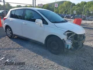 ✅ 2008 Nissan Versa S • VIN: 3N1BC13E88L394345 • Лот: 42734181. Опубликован ранее на IAAI с пробегом 51 122 миль. Бесплатный доступ к архиву аукционных продаж из США и подробный отчёт об истории автомобиля на DreamBid. Изображение 1.