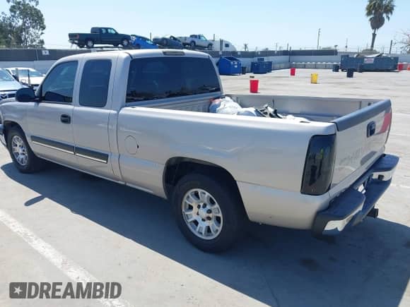 ✅ 2005 Chevrolet Silverado 1500 LS • VIN: 1GCEC19Z55Z339828 • Lot: 42303915. Wystawiony na IAAI z przebiegiem 90 509 mil mil. Skorzystaj z bezpłatnego archiwum sprzedaży aukcyjnych z USA i zobacz szczegółowy raport historii pojazdu na DreamBid. Zdjęcie 3.