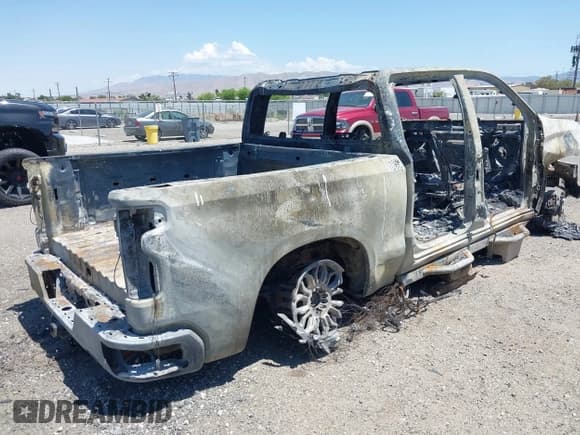 ✅ 2020 Chevrolet Silverado 1500 RST • VIN: 1GCUYEED4LZ257536 • Lot: 42428290. Wystawiony na IAAI z przebiegiem Nie podano. Bezpłatny archiwum sprzedaży aukcyjnych z USA i szczegółowy raport historii pojazdu na DreamBid. Zdjęcie 4.