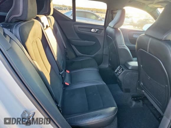 ✅ 2021 Volvo XC40 R-Design • VIN: YV4162UM8M2499388 • Lot: 90114585. Wystawiony na Copart z przebiegiem 29 886 mil. Bezpłatny archiwum sprzedaży aukcyjnych z USA i szczegółowy raport historii pojazdu na DreamBid. Zdjęcie 11.