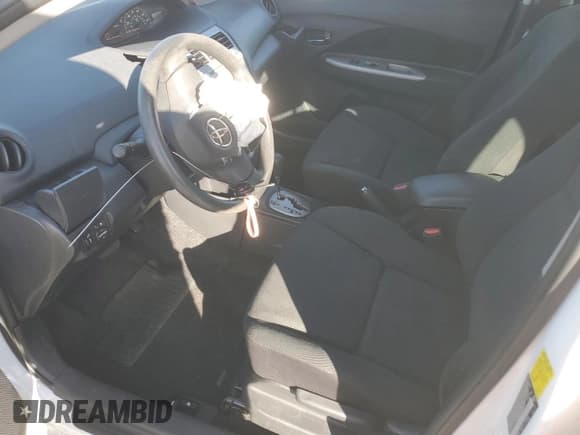 ✅ 2010 Toyota Yaris • VIN: JTDBT4K3XA4067861 • Lot: 89543565. Wystawiony na Copart z przebiegiem 143 986 mil. Bezpłatny archiwum sprzedaży aukcyjnych z USA i szczegółowy raport historii pojazdu na DreamBid. Zdjęcie 7.