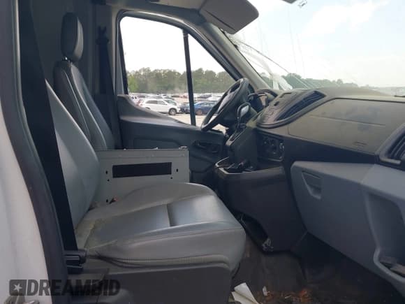 ✅ 2015 Ford Transit Cargo • VIN: 1FTNR2XG6FKA51879 • Lot: 42207467. Wystawiony na IAAI z przebiegiem 204 563 mil. Bezpłatny archiwum sprzedaży aukcyjnych z USA i szczegółowy raport historii pojazdu na DreamBid. Zdjęcie 5.