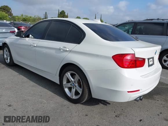 ✅ 2015 BMW 3 Series 328i • VIN: WBA3C1C50FK122384 • Lot: 42243932. Wystawiony na IAAI z przebiegiem 75 863 mil. Bezpłatny archiwum sprzedaży aukcyjnych z USA i szczegółowy raport historii pojazdu na DreamBid. Zdjęcie 3.