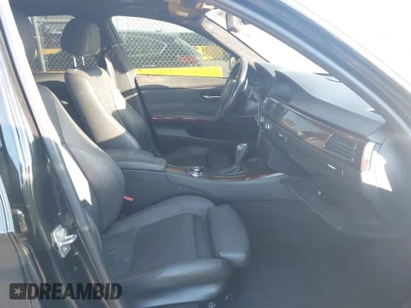 ✅ 2011 BMW 3 Series 328i • VIN: WBAPH5G51BNM73141 • Lot: 43497823. Wystawiony na IAAI z przebiegiem 158 496 mil. Bezpłatny archiwum sprzedaży aukcyjnych z USA i szczegółowy raport historii pojazdu na DreamBid. Zdjęcie 5.